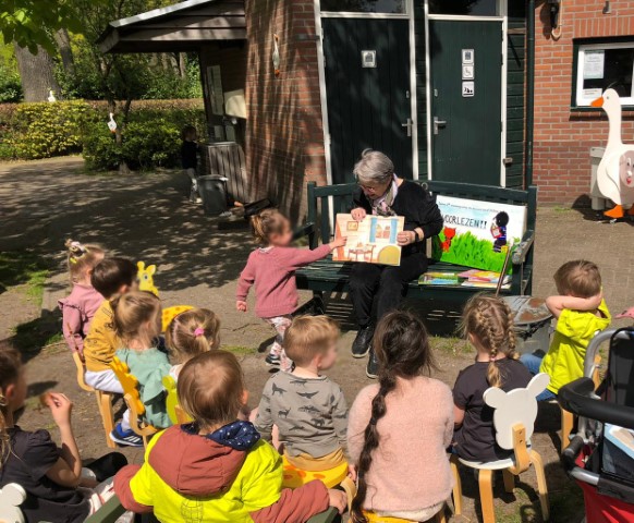 Voorlezen bij de kinderboerderij — familie-kids in Geldrop-Mierlo